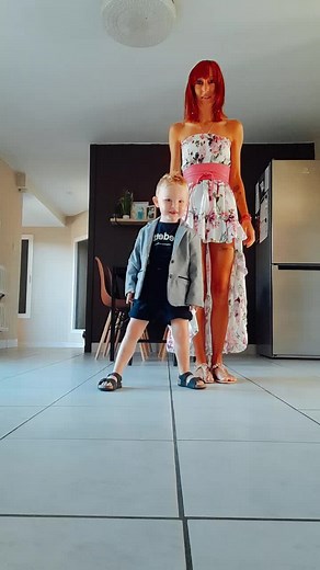 stamp on the ground, jump,jump, jump.. #fyp #belgie #dancetrend #momsoftiktok