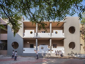 School Under a Neem / Dhulia Architecture Design Studio