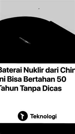 50 Tahun tanpa di cas😯 Perusahaan teknologi China, Betavolt resmi memproduksi massal BV100, baterai nuklir mini seukuran koin yang mampu menghasilkan listrik stabil hingga 50 tahun tanpa perlu diisi ulang. Teknologi ini membuka peluang besar bagi perangkat berdaya rendah yang membutuhkan pasokan energi jangka panjang. Dengan output sekitar 100 mikrowatt, BV100 memang tidak ditujukan untuk ponsel atau perangkat konsumen berdaya tinggi. Fokus utamanya adalah sektor medis, dirgantara, sensor pinta