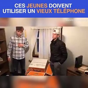 Ces parents ont voulu tester leurs enfants en leur lançant un défi : composer un numéro sur un ancien téléphone 😆 C'est à mourir de rire 😂 | Le Tribunal Du Net
