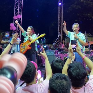 It was an honor na makipag-Rock and Rosas with Prettier Than Pink last Saturday! We performed our jingle “Chel Ka Lang”, which is based on their hit song “Cool Ka Lang”! (Thank you Lei for sharing the mic with me!) Pasensya na’t kasing ganda ng ngipin ko ang boses ko 😅 Pero sobrang saya ko dahil ka-jamming namin ang mga CHELdren ko sa CaMaNaVa 💕 #21ChelDioknoSaSenado | Chel Diokno