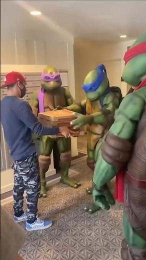 Ninja turtles orders pizza 🍕 😋