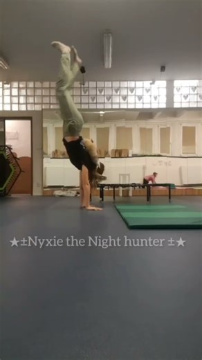 random handstand🐾🌖✨ #therian #therianthropy #handstan