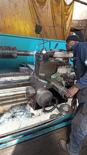 FAST HANDS IN CUTTING THREADS ON UNIVERSAL LATHE AND REVERSING USING CUTTING TOOL IN WORKSHOP