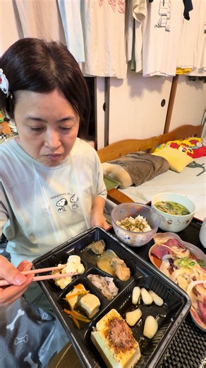 若年性認知症の妻と生きる。 今晩もおいしいディナーを母さんに楽しんでもらいましたよ。 妻は５０歳に若年性アルツハイマー型認知症と診断されました。 現在ともに今年56歳 こういった動画が同じ境遇の方の何かの役に立てばと普段の生活をUPしていこうと思います。 #認知症 #若年性認知症 #若年性アルツハイマー型認知症