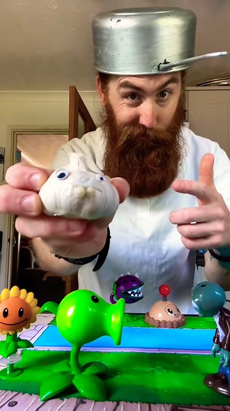 🧄 zombies hate garlic !! After eating they will soon move lanes #pvz #plantsvszombies #crazydave