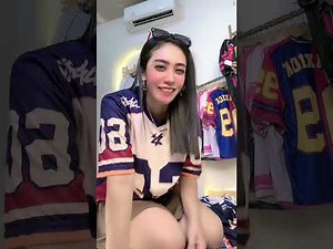 Mom sells trendy sports clothes, you can see the CD