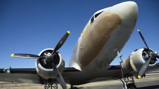 震撼！二战期间的美军DC3运输机，可在水上起降被誉为“空中之王”