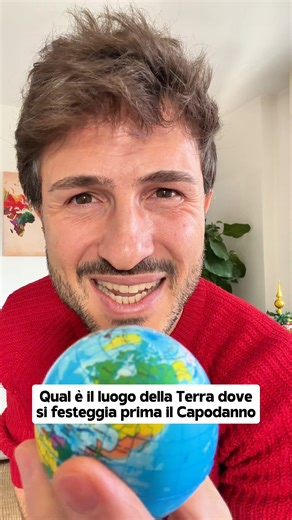 Sapete qual è il punto della Terra dove si festeggia prima Capodanno e che vive per primo ogni nuovo giorno? Si tratta di Kiritimati, un grande atollo della Repubblica di Kiribati nel cuore dell’Oceano Pacifico. Dal 1995 è il punto della Terra che entra per primo nel futuro, dopo lo spostamento verso est della Linea Internazionale del Cambio di Data, che lo ha collocato nel fuso UTC 14. Il nome Kiritimati è la resa fonetica locale di Christmas: l’isola fu infatti chiamata Christmas Island dall’e