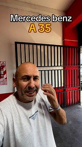 El Mercedes-Benz A35 AMG 2021 en color negro es una joya de la ingeniería alemana que combina lujo, potencia y estilo deportivo. Su motor 2.0L turbo de 306 CV y tracción integral 4MATIC garantizan una aceleración impresionante de 0 a 100 km/h en solo 4.7 segundos. La transmisión automática de doble embrague AMG SPEEDSHIFT DCT de 7 marchas ofrece cambios precisos y una conducción dinámica. Por dentro, su interior deportivo con asientos en cuero, iluminación ambiental multicolor, sistema MBUX con 