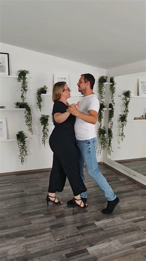 Alegria centar za ples i rekreaciju on Instagram: "Jedan plesni tečaj – više plesnih stilova 💃🕺 Na našem plesnom tečaju ne učimo samo jedan stil. Radimo različite plesove, tako da stekneš širinu, sigurnost i osjećaj za pokret – bez obzira plešeš li prvi put ili želiš proširiti svoje znanje. Na tečaju učimo: ✨ Discofox ✨ Foxtrot ✨ Engleski valcer ✨ Bečki valcer ✨ Salsu ✨ Bachatu ✨ Cha-cha-cha Svaki stil donosi nešto drugačije – ritam, energiju, karakter – a cilj nam je da se naučiš prilagoditi,
