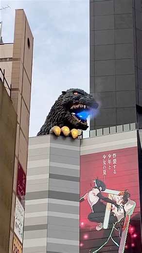 新宿のゴジラ Godzilla in Shinjuku #godzilla #shinjuku #tohobuilding #monsterfilm #monstermovies #ゴジラ #新宿