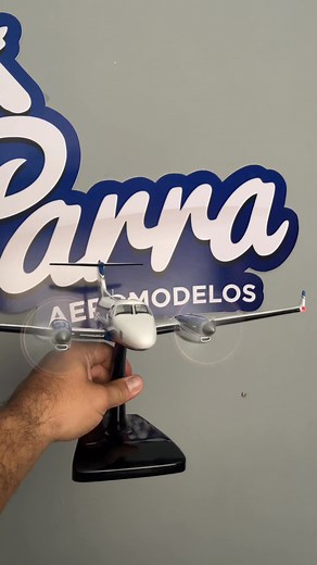 Modelo de King air 350 detallado, personalizado y mejorado con luces de navegación y motores eléctricos #pilotgift #KingAir350 #beechcraft @fansdestacados | Parra Aeromodelos