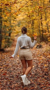 5 poses with a leaf 🍁📸👇🏼Grab a leaf and snap a cute photo 🍂✨Which pose would you try?🍁 The crossed legs🍁 Autumn walk🍁 Reaching for a leaf🍁 Follow me🍁 The cute girl#torismicommunity #posingideas #posing101 #creativephoto #creativephotography #photoideas #kreativefotocommunity #blogger_de #photoinspiration #prettylittleiiinspo #betterphotography #americanstyle #vibesphotography #nürnberg #autumnphotography #fallphotography #fallphotoshoot | Victoria Schwarzbeck