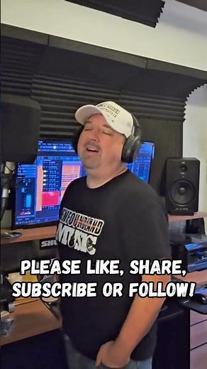 “The Roundabout Christmas Song 🎅😂 | Live Home Studio Performance” #shorts