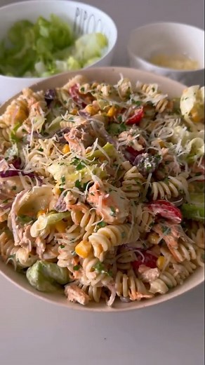 @e.do.sitio on Instagram: "Salada de macarrão 🥗♥️ Ingredientes: 1/2 pacote de macarrão parafuso cozido e frio 1/2 xícara de milho 4 colheres de sopa de azeitonas roxas picadas 1 cebola roxa pequena cortada em meia lua 1/2 xícara de tomate cereja picado 1/2 xícara de muçarela de búfala picada 1/2 cenoura ralada 1 lata de atum em óleo ( sem o óleo) Salsinha à gosto 3 xícaras de alface americana picada Molho: 2 colheres de sopa bem cheias de maionese 5 colheres de sopa de azeite 1 limão siciliano 