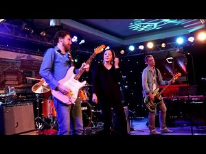 Shake Your Hips, track by Lou Ann Barton - Mozaart