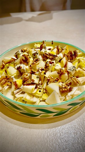 Salade d endives, rafraîchissante! Des endives, une poire, fromage bleu, noix, vinaigre balsamique, huile r olive, sel, un peu de miel. | Meriem Ammam