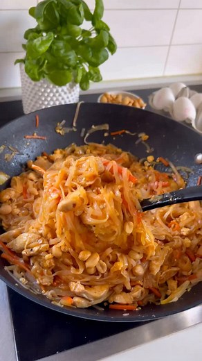 Pad Thai på 20 minuter i betalt samarbete med @svenskaagg 😍🍳 Vill du ha veckans smarrigaste matlådor på ett knyck? Då borde du svänga ihop det här! 🍀 Med svenska ägg både i woken och som topping blir det både gott, prisvärt och mättande. Klicka på SPARA och laga det någon dag du med! 💛 Det du behöver är.. 600g strimlad kycklingfilé 180g risnudlar 2 morötter 250g vitkål 3 ägg (1 att steka) 2 dl Pad Thai-sås 3 msk japansk soja Salta jordnötter Salt & peppar Koka nudlarna enligt förpackningen o