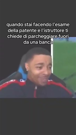 Quando stai facendo l’esame di guida e l’istruttore ti chiede di parcheggiare fuori ad una banca 🏦: