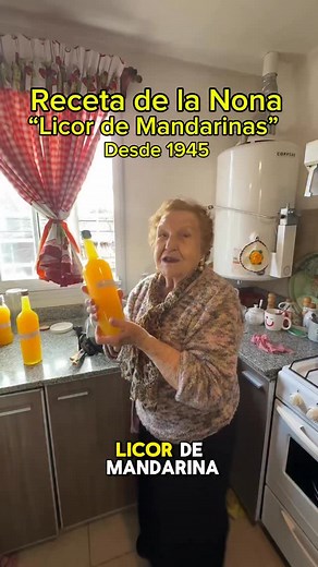 Pablo Viti on Instagram: "🍊 Licor de Mandarina de la Nona (1945) Una receta con historia, sabor y paciencia. 📝 Ingredientes: • 8 cáscaras de mandarinas grandes • ½ litro de alcohol comestible (96º) • 800 g de azúcar • 1.300 cc de agua 👵 Paso a paso como en 1945: 1. Reposo: Colocá las cáscaras en el alcohol y dejalas de 3 a 5 días en frasco cerrado. 2. Almíbar (el famoso “aníbal” de la Nona): • Herví el agua primero. • Cuando rompe hervor, agregá el azúcar. • Herví de 5 a 8 minutos y dejá enfr