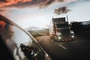 Why Do Semi Trucks Have Yellow Lights on Their Roofs?