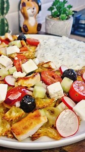 ✨ Salade de pâtes croustillante à la grecque – fraîche, croquante et pleine de saveurs 🇬🇷 Parfaite pour l'été ☀️ ou un repas rapide et gourmand ! 👉 Ingrédients salade : 250g de farfalle cuites al dente 🍝 1/2 concombre en dés 🥒 1 dizaine de radis tranchés 1/2 oignon rouge émincé 🧅 10 tomates cerises coupées en deux 🍅 Une poignée d’olives noires 🫒 2 c. à soupe d’huile d’olive Poivre au goût Jus d'1/2 citron 🍋 👉 Tsatsiki maison : 1/2 concombre râpé et égoutté 150g de yaourt grec nature 🥛