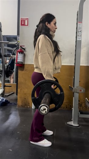 Edwin Carlos - entrenador on Instagram: "El RDL no molesta la espalda por el peso. Molesta cuando pierdes la alineación de la columna. 📌 Un detalle que casi nadie cuida: la posición del mentón. Mentón abajo → la lumbar compensa. Mentón al frente → mejor tensión en glúteos e isquios. Entrena con intención, no solo con ganas. ¿Dónde lo sientes tú cuando haces RDL? #RDL #PesoMuertoRumano #Biomecanica #Gluteos #isquiotibiales"