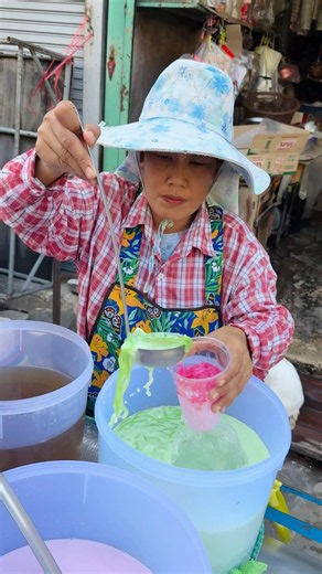 Thai Lady Makes the Most Refreshing Colorful Iced Drink! 🧊🥤 #Shorts #streetfood #food