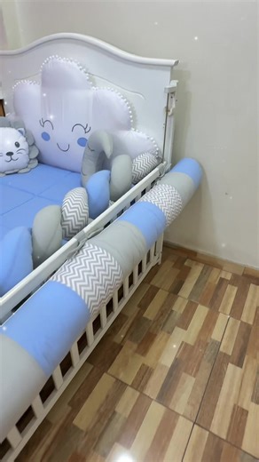 ✨ Dulzura y confort en cada detalle ✨ Este hermoso juego de edredón en tonos celeste y gris es perfecto para crear un espacio tierno, moderno y acogedor para tu bebé 👶💙 Incluye protectores acolchados, cojines decorativos (nube, estrellita y leoncito 🦁☁️⭐) y un diseño elegante que combina con cualquier habitación. 💫 Suavidad ideal para el descanso 💫 Acabados delicados y seguros 💫 Diseño exclusivo que enamora a primera vista Haz de la cuna de tu bebé un lugar mágico y lleno de amor 🤍 📲 Esc