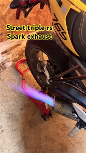 TRIUMPH Street Triple RS back fire ( SPARK EXHAUST )