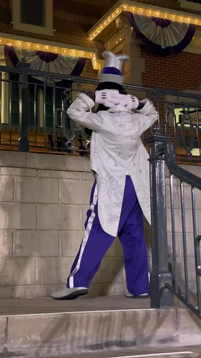 Goofy Let's Dance at Disneyland Park