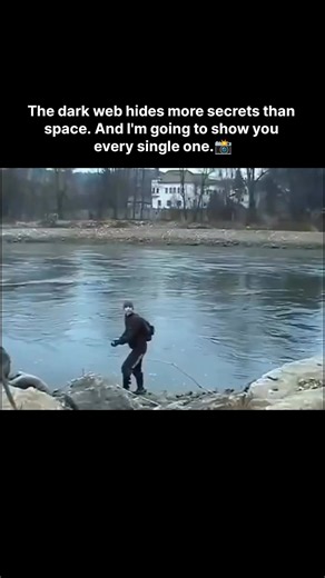 dailydarkweb on Instagram: "日本利用压电瓷砖将脚步转化为电能。这些瓷砖捕捉来自你脚步的动能。当你行走时，你的重量和动作会对瓷砖产生压力。瓷砖会轻微弯曲，从而产生机械应力。瓷砖内部的压电材料将这种应力转化为电能。每一步都会产生少量电荷，而数百万步结合在一起就能产生足够的电力来驱动LED 灯、数字显示屏和传感器。在像涩谷车站这样繁忙的地方，每天大约有240万个脚步为这一系统作出贡献。 这些电能可以被储存或立即使用，从而减少对传统电力来源的依赖，并支持可持续的城市基础设施。 这种方法将日常运动转化为实用的可再生能源 #日本#知识#事实 #你知道吗 #推荐 #科技#创新#历史 #技术 #实验#热门"