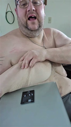 FAT MAN TRIES TO WEIGH HIS FAT ROLLS… THE SCALE SAID “ONE AT A TIME!” 😂⚖️