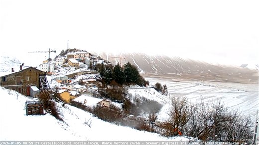 ❄️❄️ Castelluccio di Norcia oggi, in diretta dalla webcam ❄️❄️ Ecco Castelluccio di Norcia oggi si è svegliato con una splendida nevicata, raccontata in tempo reale dalla Web Cam di Scenari Digitali. Silenzio, bianco infinito e quel ritmo lento che qui è ancora possibile vivere davvero. Questa è l’Umbria dove la vita è slow. Ti senti stanco di un mondo frenetico, sempre connesso e iperconnesso? È il momento di staccare la spina, respirare a fondo e tornare a terra. E non c’è posto migliore per f