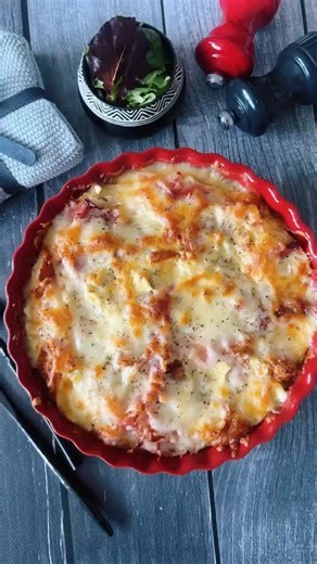 Raluca Puiu on Instagram: "Croque Monsieur Breakfast Casserole este genul de preparat care transforma un mic dejun obisnuit intr-un brunch cald si reconfortant. Croissante fragede, prosciutto delicat si camembert topit, toate legate intr-o crema fina de oua si smantana. Simplu, savuros si imposibil de refuzat. Perfect atunci cand ai croissante de o zi si vrei sa le transformi intr-un preparat spectaculos, fara batai de cap. Ingrediente (pentru 4 portii): 3 croissante vechi de o zi 150 grame pros