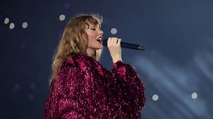 How much money does Taylor Swift make per show?