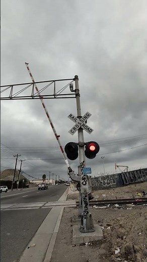 railroad crossing safetran/raco mechanical bell in action