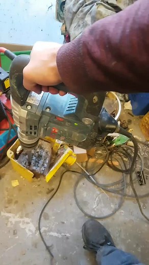 Bosch GSH 5 CE getting a quick mini service. The hammer was weak so replaced the grease, o rings and washed it out. #Bosch #boschpowertools #boschtools #boschhammer #gsh5ce #service #toolservice #toolrepair #deandohertygreaser #dirty #clean #wash #cleaned #grease #greasy #greaser #mechanic #mechanical #teardown #kango @Bosch Power Tools