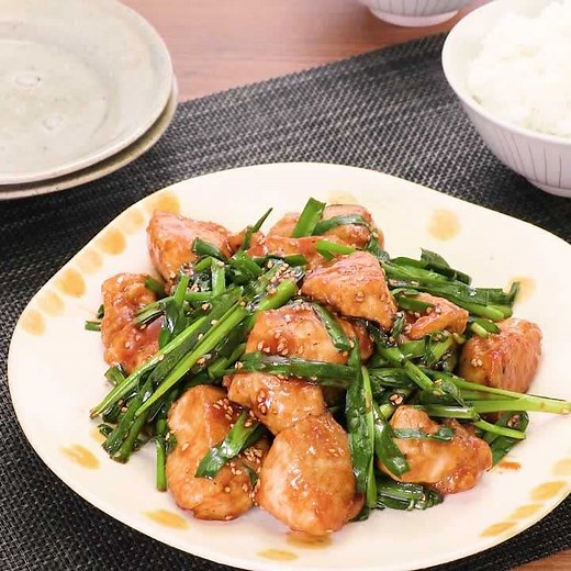 ご飯が進む！ 鶏むね肉とニラの韓国風甘辛炒めのレシピ動画・作り方 | デリッシュキッチン