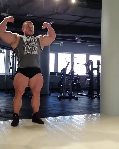 Big Beefy Bodybuilder: Massive Muscle Flex