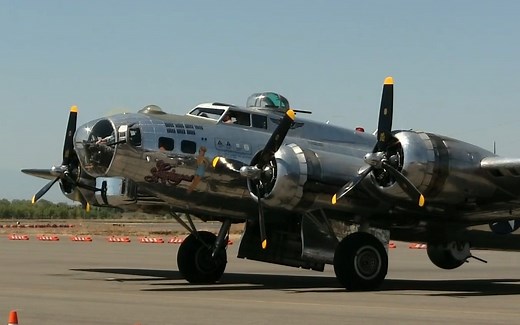 B-17 空中堡垒轰炸机-纪念性飞行