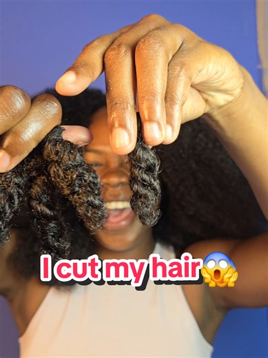 Back in November last year I decided to trim my hair 😅✂️ As you can tell, I was a little scissor-happy and cut a few inches off 😆 Trimming your hair doesn’t just get rid of split ends - it stops them from traveling further up the hair shaft, helping to prevent more damage.🙃 If your hair feels drier or more brittle at the ends, this might be your sign to take a trim ✨ It’s generally recommended to trim every 8–12 weeks, but if you need a longer break between trims, that’s okay too ,do what wor