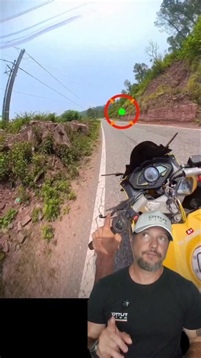 Gu Instrutor de Motovelocidade on Instagram: "⚠️Recomendo ler a observação no final da legenda👇👇👇 🥵🥶Da uma olhada nesse vídeo Porque ele se perdeu na curva? Primeiro: Ele está focado na paisagem e não na curva criando uma distração arriscada. Segundo: Ele aciona o freio dianteiro, inclina a moto, continua com a mão no freio e acaba perdendo a frente da moto. Terceiro: Ele aciona a embreagem anulando a ação do freio motor perdendo o torque da roda traseira desestabilizando a moto. E o que el