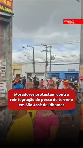 DIFUSORA NEWS | NOTÍCIAS on Instagram: "Na manhã desta segunda-feira (5), por volta das 8 horas da manhã, moradores do assentamento Residencial Flávio Dino realizaram um protesto e bloquearam a MA-202, a estrada que liga São Luís a São José de Ribamar, nas proximidades do supermercado Mix Mateus. De acordo com os manifestantes, as famílias receberam notificações determinando a desocupação das residências até o dia 7 de janeiro. Segundo o documento, os imóveis estariam situados em uma área que pe