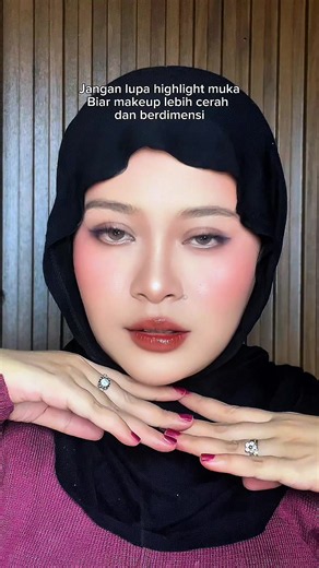 How to Apply Highlighter Makeup for a Natural Glow