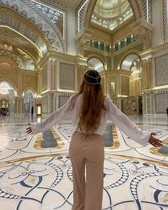 Veronica Weffer / Viajando con Vero on Instagram: "Hello Abu Dhabi 🇦🇪😍 #emiratosArabesUnidos #dubai #abudhabi #palacio #viaje"