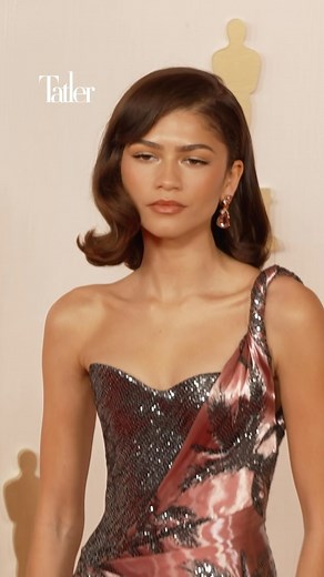 Fashion highlights from the 96th Academy Awards: Zendaya shimmered in Giorgio Armani, Margot Robbie wore a Versace dress straight off the autumn/winter 2024 runway, and Michelle Yeoh sparkled in an upcycled Balenciaga dress by Demna. Here is a closer look at their gorgeous outfits. Tatler 帶你看第96 屆奧斯卡金像獎的時尚亮點：Zendaya身著Giorgio Armani閃亮登場；Margot Robbie身著Versace 2024 秋冬禮晚宴以及楊紫瓊身著Demna設計的Balenciaga 禮服閃亮登場。一起回顧女星們的華麗著裝。 | Tatler Hong Kong
