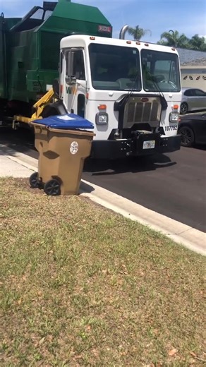 Waste Management's 2016 Peterbilt 520 Heil Durapack Python on Recycling
