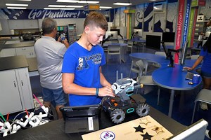 Aliamanu Middle School Launches New SmartLab STEM Program